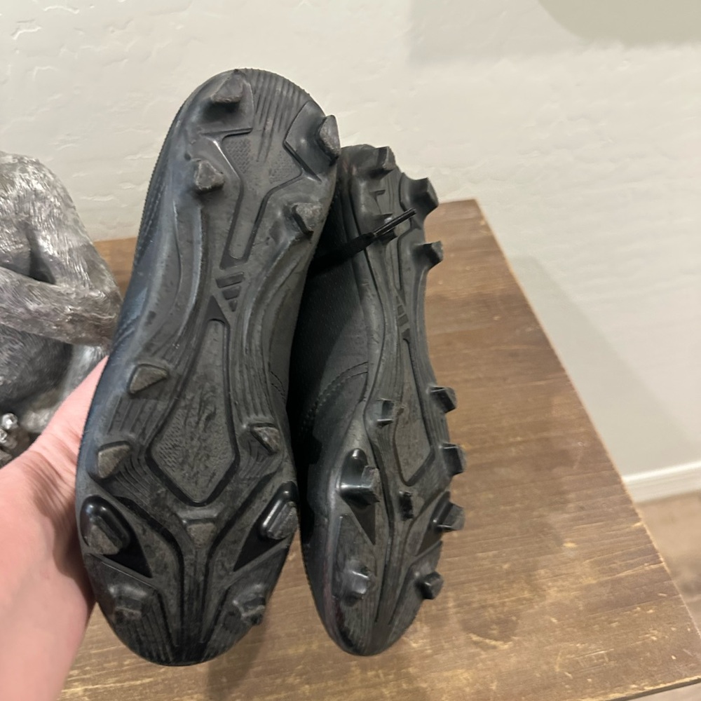 Black Youth Soccer cleats - Picture 2 of 2